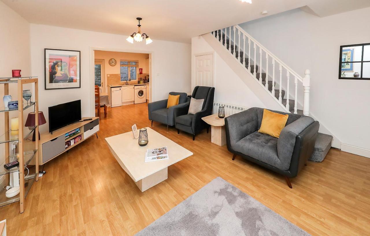 Two Bedroom Townhouse In The Heart Of Dungarvan ดันการ์วัน ภายนอก รูปภาพ