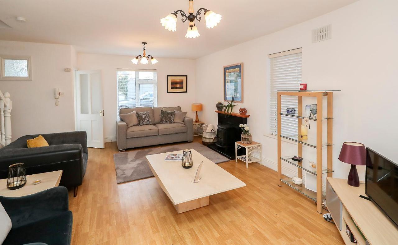Two Bedroom Townhouse In The Heart Of Dungarvan ดันการ์วัน ภายนอก รูปภาพ