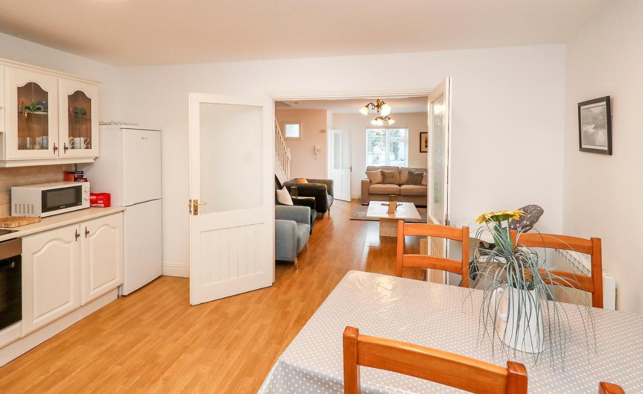 Two Bedroom Townhouse In The Heart Of Dungarvan ดันการ์วัน ภายนอก รูปภาพ