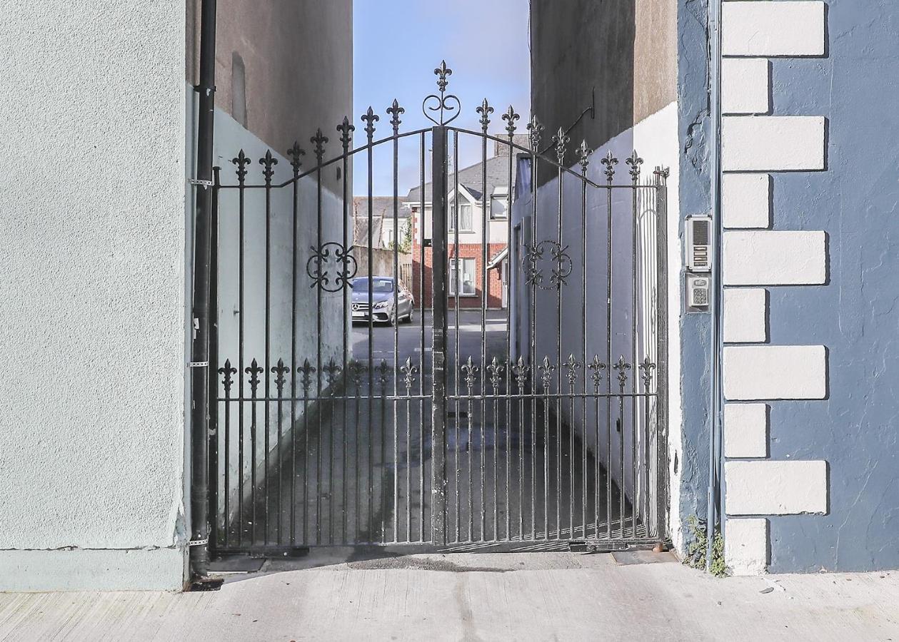 Two Bedroom Townhouse In The Heart Of Dungarvan ดันการ์วัน ภายนอก รูปภาพ